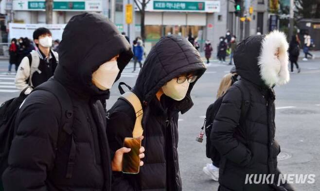 서울 아침 최저기온이 -9.4도까지 내려간 지난 1일 시민들이 발걸음을 재촉하고 있다.   사진=곽경근 대기자