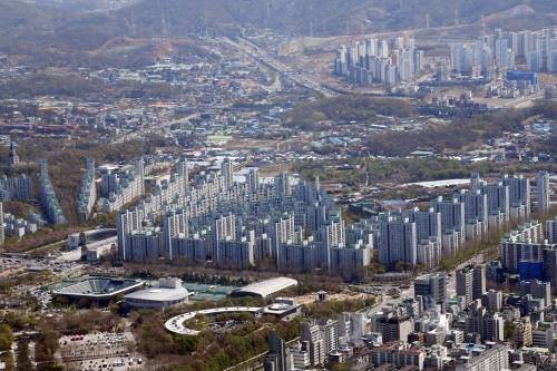 서울 송파구 롯데월드타워 전망대 서울스카이에서 바라본 아파트 단지의 모습.&nbsp; &nbsp;쿠키뉴스 DB.