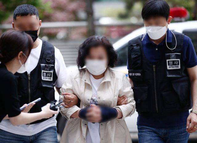 30여년간 돌보던 중증 장애인 딸을 살해하고 극단적 선택을 시도한 60대 A씨가 지난 9월 25일 오후 구속 전 피의자 심문(영장실질심사)을 받기 위해 인천시 미추홀구 인천지방법원으로 들어서고 있다. 연합뉴스