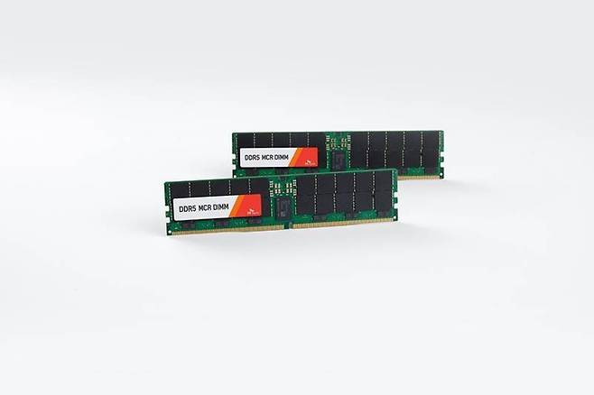 SK하이닉스가 세계 최초로 개발한 DDR5 MCR DIMM 시제품. [사진 출처 = SK하이닉스]
