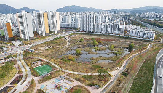 토지임대부 주택 방식으로 공급될 서울 강동구 ‘고덕강일3단지’ 부지. 주변으로는 아파트가 즐비하게 서 있다. (매경DB)