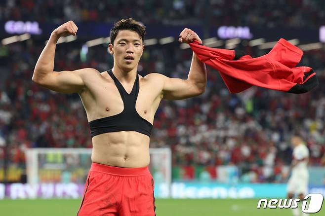 2일 오후(현지시간) 카타르 알라이얀 에듀케이션 시티 스타디움에서 열린 2022 카타르 월드컵 조별리그 H조 3차전 대한민국과 포르투갈의 경기에서 대한민국 황희찬이 역전골을 성공시킨뒤 세리머니를 하고 있다. /사진=뉴스1