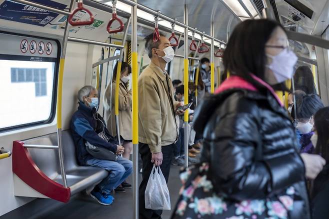 마스크를 쓰고 있는 홍콩 지하철 승객 /사진=블룸버그