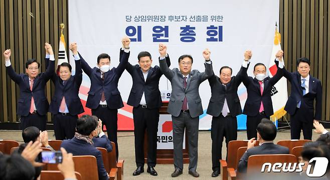 (서울=뉴스1) 구윤성 기자 = 국민의힘 정진석 비상대책위원장과 상임위원장 후보, 당직자들이 8일 오전 서울 여의도 국회에서 열린 국회 상임위원장 후보자 선출 의원총회에서 기념 촬영하고 있다. 왼쪽부터 송언석 원내수석부대표, 성일종 정책위의장, 기재위원장 후보 윤영석 의원, 외통위원장 후보 김태호 의원, 정진석 위원장, 국방위원장 후보 한기호 의원, 정보위원장 후보 박덕흠 의원, 행안위원장 후보 장제원 의원. 2022.12.8/뉴스1  Copyright (C) 뉴스1. All rights reserved. 무단 전재 및 재배포 금지.