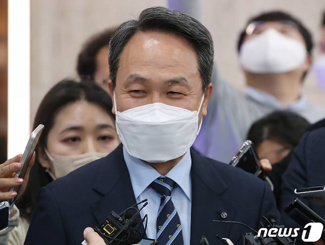 (서울=뉴스1) 김민지 기자 = 신한금융지주 차기 회장 후보로 내정된 진옥동 신한은행장이 8일 오후 서울 중구 신한금융지주 본사에서 취재진 질의에 답변하고 있다. 2022.12.8/뉴스1  Copyright (C) 뉴스1. All rights reserved. 무단 전재 및 재배포 금지.