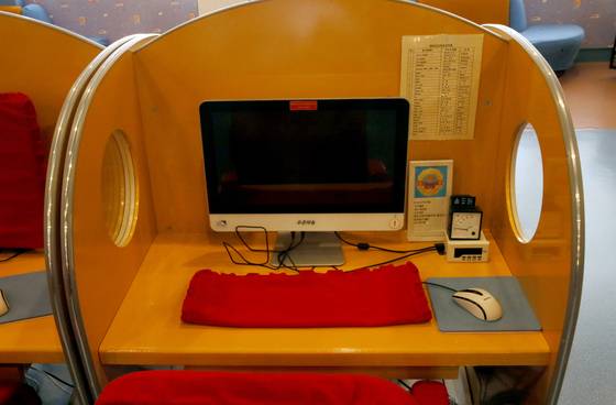 = 지난 16일 오후 북한 강원도 원산시 송도원 해수욕장 위쪽에 자리잡은 송도원국제소년단 야영소에 설치된 개인용 컴퓨터. 2017.11.17/뉴스1