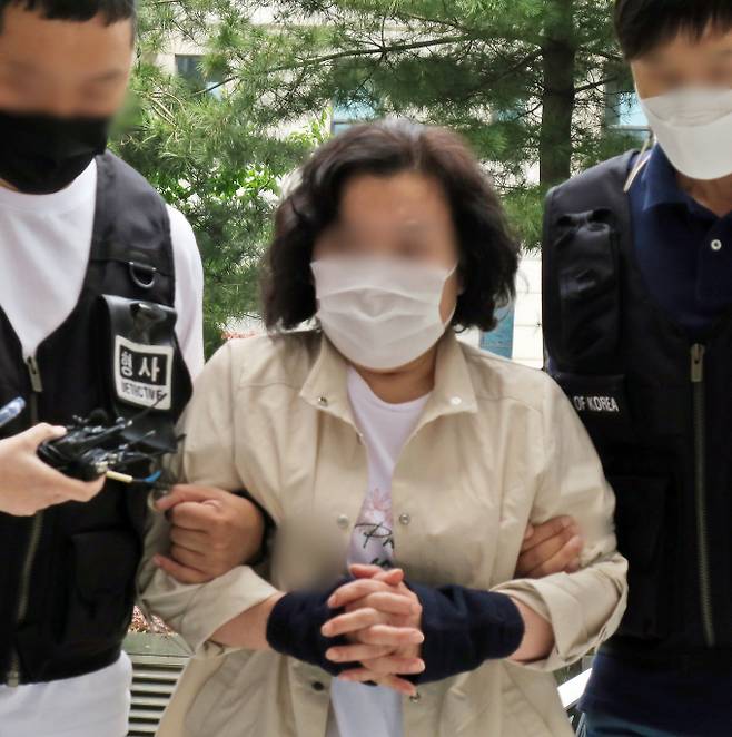 검찰이 38년간 뇌병변 1급장애를 앓던 친딸을 돌보다가 다량의 수면제를 먹여 살해한 60대 친모 A씨에게 중형을 구형했다. 사진은 A씨가 지난 5월25일 오후 영장실질심사를 받기 위해 인천지방법원으로 들어오고 있는 모습. /사진=뉴스1