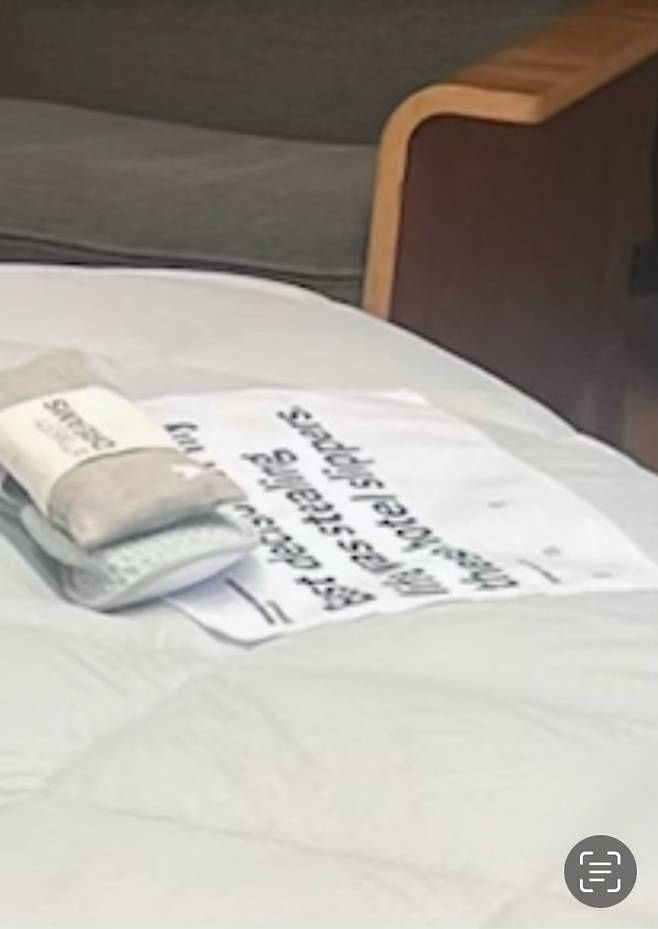 트위터 본사 침실 위에 1회용 슬리퍼가 놓여있다. [James Clayton 트위터 계정]