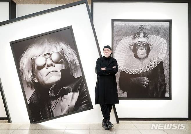 [서울=뉴시스]8일 알버트 왓슨이 예술의전당 한가람미술관에서 개막한 자신의 대규모 사진전에 내한 기념사진을 찍고 있다.