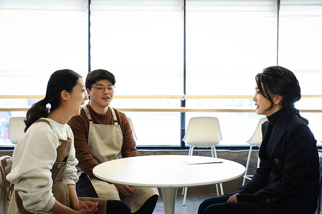 [서울=뉴시스] 윤석열 대통령 부인 김건희 여사가 8일 부산 금정구 사회적 기업 형태 카페인 몽실커피를 방문해 카페 운영 청년들과 대화하고 있다. (사진=대통령실 제공) 2022.12.08. photo@newsis.com *재판매 및 DB 금지