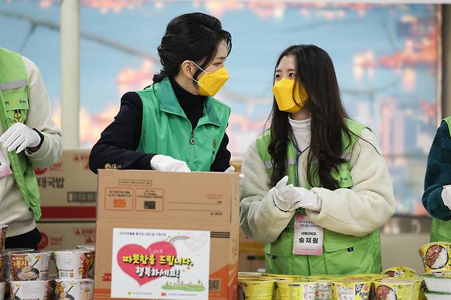 [서울=뉴시스] 윤석열 대통령 부인 김건희 여사가 8일 부산 부전동 부산진구새마을지회에서 쪽방촌 독거노인 등에 전달할 생필품 포장 봉사를 하고 있다. (사진=대통령실 제공) 2022.12.08. photo@newsis.com *재판매 및 DB 금지