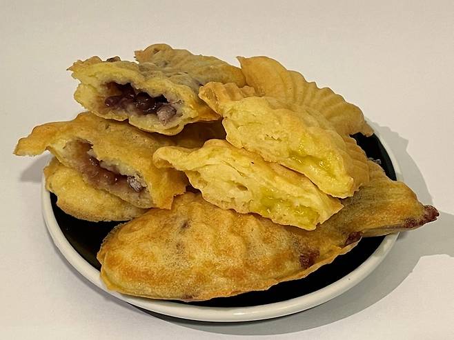 팥 붕어빵과 슈크림 붕어빵, 자생한방병원 제공