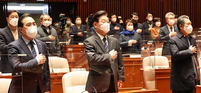 더불어민주당 이재명 대표와 박홍근 원내대표 등 참석 의원들이 7일 국회에서 열린 의원총회에서 국민의례를 하고 있다.&nbsp; &nbsp; 연합뉴스