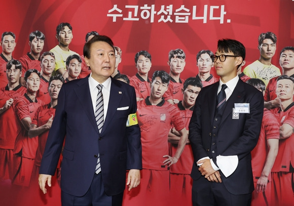 주장 완장 선물받은 윤석열 대통령-8일 청와대 영빈관에서 열린 축구 국가대표팀 환영 만찬에서 윤석열 대통령이 주장 손흥민 선수로부터 2022 카타르 월드컵 기간 착용했던 주장 완장을 선물받은 뒤 발언을 하고 있다. 2022.12.8 연합뉴스