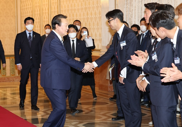 축구 국가대표팀 환영만찬 참석하는 윤 대통령-윤석열 대통령이 8일 청와대 영빈관에서 열린 축구 국가대표팀 환영 만찬에서 손흥민 선수 등과 악수하고 있다. 2022.12.8 연합뉴스