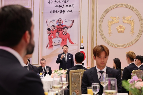 환영사하는 윤석열 대통령-윤석열 대통령이 8일 청와대 영빈관에서 열린 축구 국가대표팀 환영 만찬에서 환영사를 하고 있다.  2022.12.8 연합뉴스