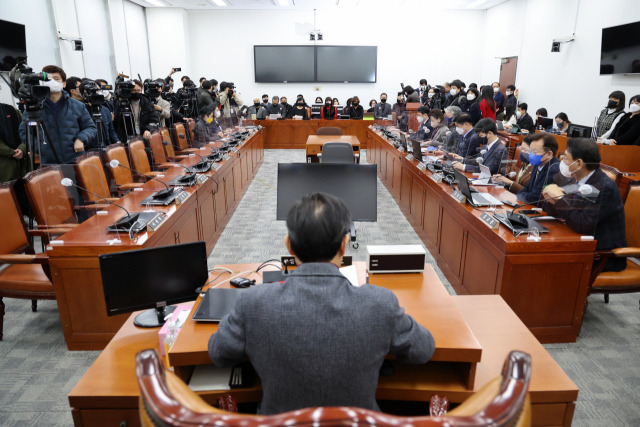 이달 1일 오후 국회에서 열린 ‘용산 이태원 참사 진상 규명과 재발 방지를 위한 국정조사 특별위원회’ 유가족 간담회가 국민의힘 소속 위원들이 불참한 가운데 진행되고 있다. 연합뉴스