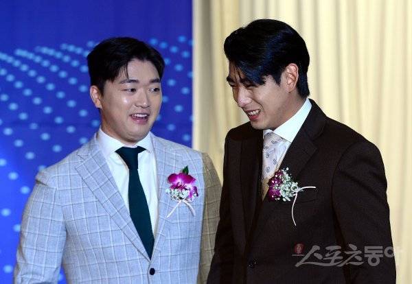 8일 서울 청담동 리베라호텔에서 열린  2022 뉴트리데이 일구상 시상식 에 참석한 LG 고우석과 키움 이정후가 미소를 짓고 있다. 김민성 기자 marineboy@donga.com