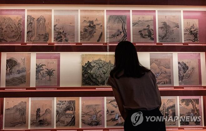 우리나라에 돌아온 겸재 정선의 화첩 (서울=연합뉴스) 황광모 기자 = 6일 오전 서울 종로구 국립고궁박물관에서 열린 '나라 밖 문화재의 여정' 특별전 언론 공개행사에서 관계자가 2005년 독일에서 돌아온 겸재 정선 화첩을 살펴보고 있다.
국외소재문화재단 설립 10주년을 맞이해 열리는 이번 특별전은 오는 7일부터 9월 25일까지 국립고궁박물관 기획전시실에서 열린다. 2022.7.6 hkmpooh@yna.co.kr
