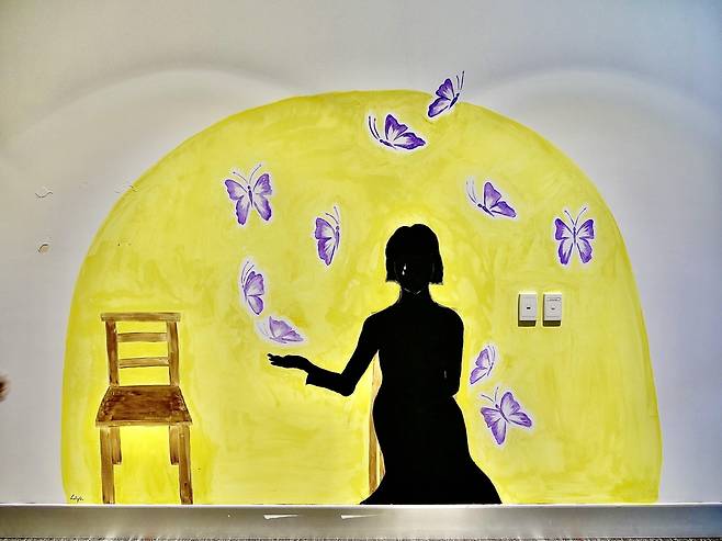 호주 퀸즐랜드대 여성학생회관 출입구 벽면에 그려진 '평화의 소녀상' 벽화 [한호일보 제공]