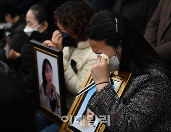 이태원 참사 유가족들이 22일 오전 서울 서초구 민주사회를 위한 변호사모임(민변) 대회의실에서 열린 입장발표 기자회견에서 자식의 영정사진을 품에 안고 눈물을 흘리고 있다.(사진=이데일리 방인권 기자)