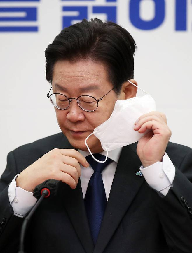 이재명 더불어민주당 대표가 9일 오전 서울 여의도 국회에서 열린 최고위원회의에서 발언하기 위해 마스크를 벗고 있다.(사진=뉴시스)