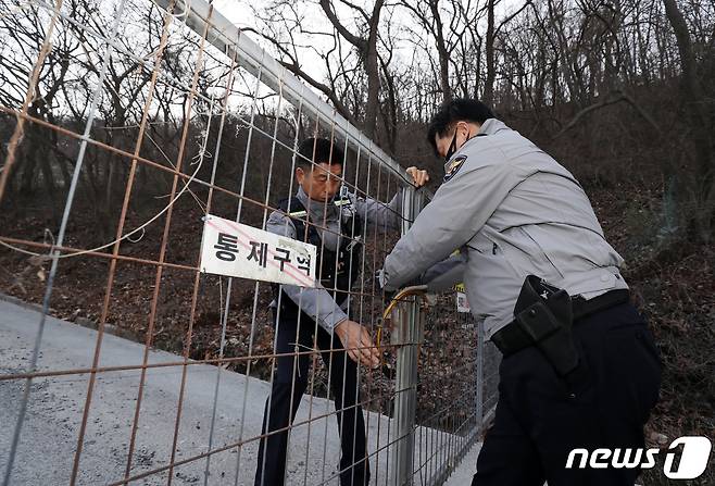 9일 오전 울산 울주군 범서읍 한 곰 사육농장 입구 철문을 경찰관이 잠그고 있다. 전날 밤 이 농장에서 곰 세마리가 탈출했다가 사살되는 사고가 발생했다. 2022.12.9/뉴스1 ⓒ News1 윤일지 기자