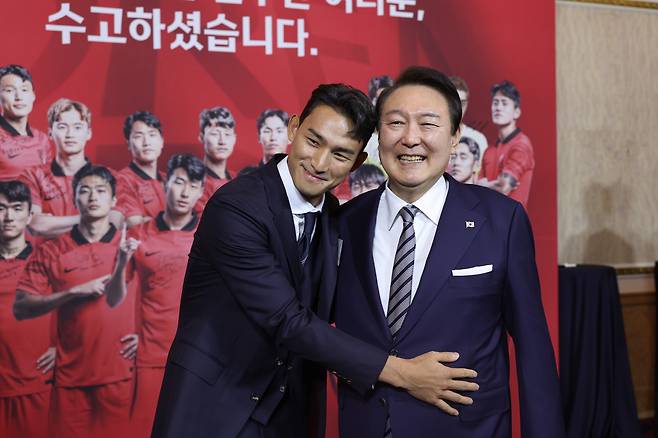 조유민 선수와 기념촬영하는 윤 대통령[대통령실 제공, 재판매 및 DB 금지]

 <저작권자(c) 연합뉴스, 무단 전재-재배포 금지>