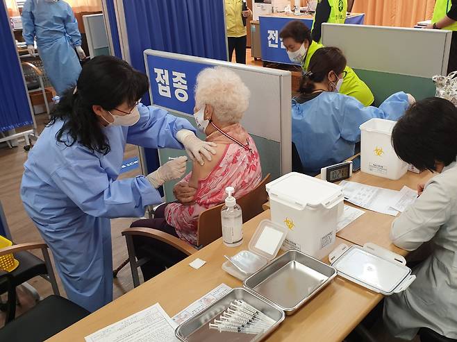 지난 5일 충북 영동군 보건소에서 군민들이 코로나19 백신을 접종하고 있다. /영동군 제공