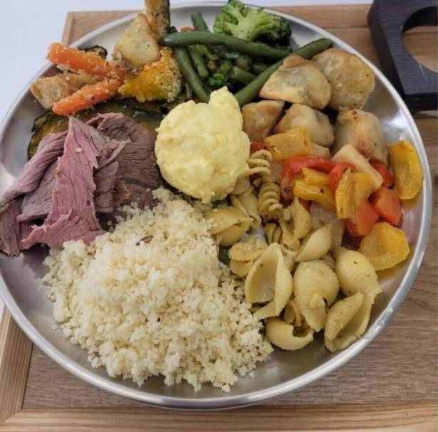 성매매 알선 업체가 운영한 강남의 한 샐러드 전문 식당의 후기 사진. /온라인 커뮤니티