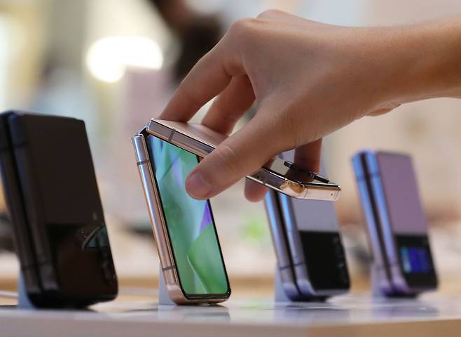 삼성 '갤럭시Z 폴드4'가 대리점에 진열돼 있다. /뉴스1