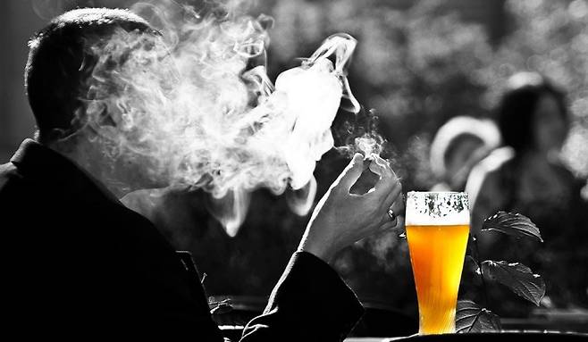 흡연이나 음주 행동을 하는데 유전자가 영향을 미친다는 사실이 미국 연구팀에 의해 드러났다. 게티이미지뱅크
