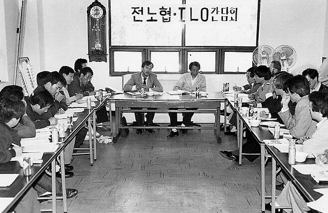 국제노동기구 아시아지역 노조담당이 1991년 10월17일 전노협 사무실을 방문해 단병호 의장 등으로부터 당국의 노동운동 탄압사례 등을 청취하는 모습. <한겨레> 자료 사진