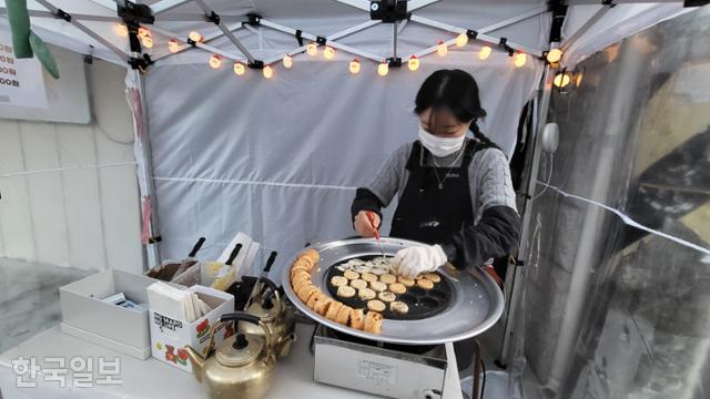 지난달 23일 국화빵집 사장 이정수씨가 서울 서대문구 연희동에 있는 노점에서 국화빵을 굽고 있다. 나광현 기자