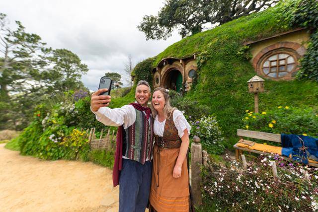 호비튼 무비 세트 방문객이 기념사진을 찍고 있다. ⓒHobbiton. 뉴질랜드 관광청 제공