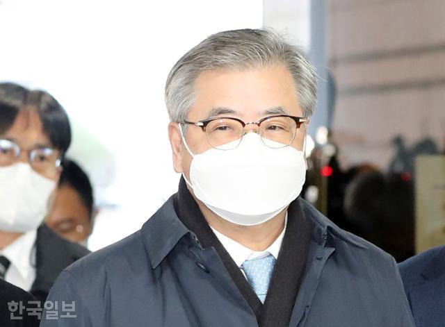 '서해 공무원 피격사건'과 관련해 월북몰이를 한 혐의를 받는 서훈 전 국가안보실장이 2일 오전 서초구 서울중앙지법에서 열린 구속 전 피의자 심문(영장실질심사)에 출석하고 있다. 고영권 기자