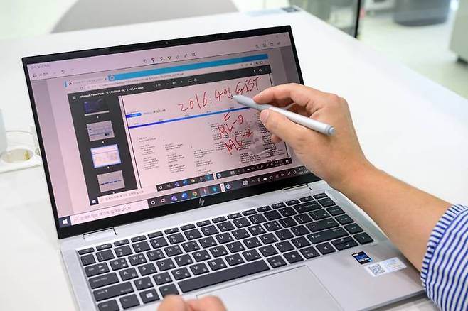 이상빈 차장이 터치펜을 사용하는 모습