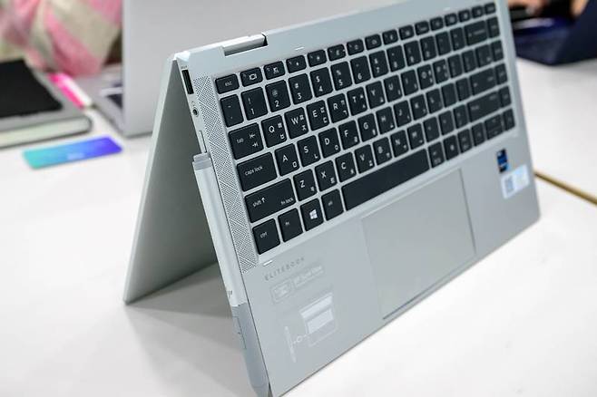 터치펜에 자석이 장착돼 노트북에 부착할 수 있다