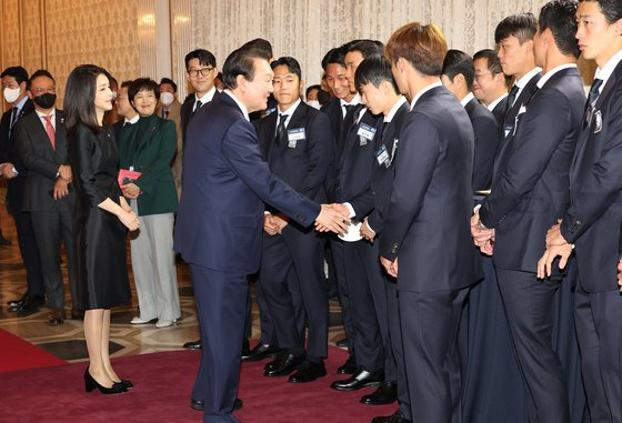 윤석열 대통령과 김건희 여사가 8일 청와대 영빈관에서 열린 축구 국가대표팀 환영 만찬에 입장하며 대표선수들과 악수하고 있다. 연합뉴스