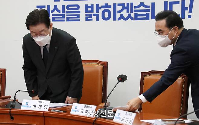 이재명 더불어민주당 대표(왼쪽)와 박홍근 원내대표가 9일 국회에서 열린 최고위원회의에 참석해 자리에 앉고 있다. 박민규 선임기자
