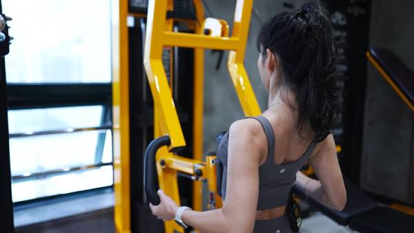 신수인 PK피트니스 팀장이 ‘시티드 로우’ 동작 시범을 보이고 있다. 김태훈 피디