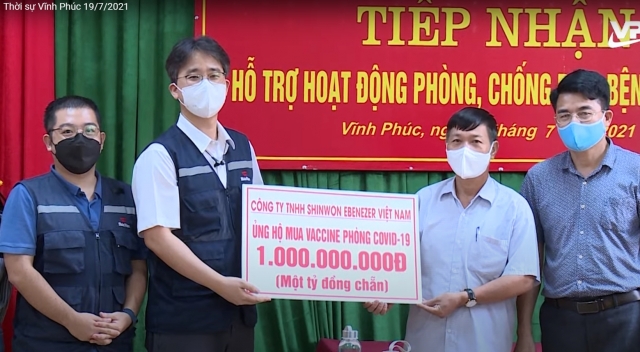 지난해 7월 베트남에 코로나 백신을 기부한 신원 베트남 법인.신원 제공