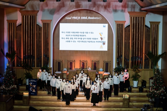 서울YWCA 회원들이 9일 서울 종로구 승동교회에서 열린 창립 100주년 기념행사에서 비전 선언문을 선포하고 있다. 서울YWCA 제공