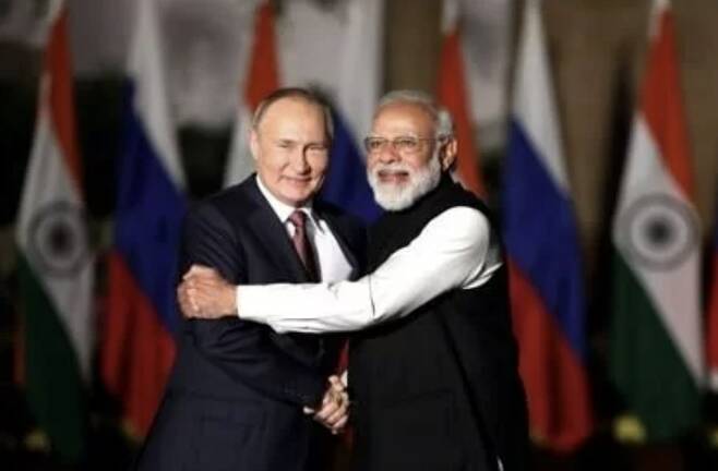 지난해  12월 인도 뉴델리에서 만난 모디 총리(오른쪽)와 푸틴 대통령 [사진 = 연합뉴스]