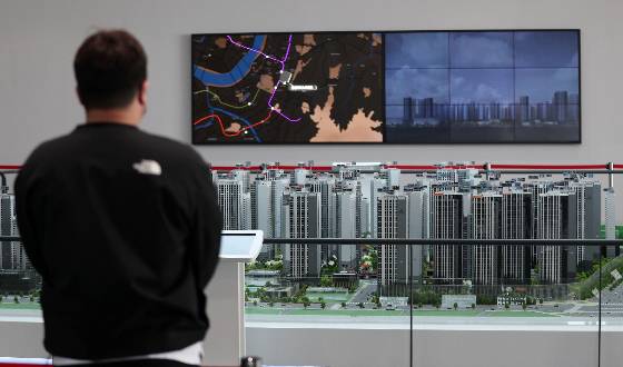 올림픽파크 포레온이 2순위 청약 마감에도 실패했다. 사진은 지난 5일 서울 강동구에 위치한 견본주택의 단지 모형 모습. /사진=뉴스1