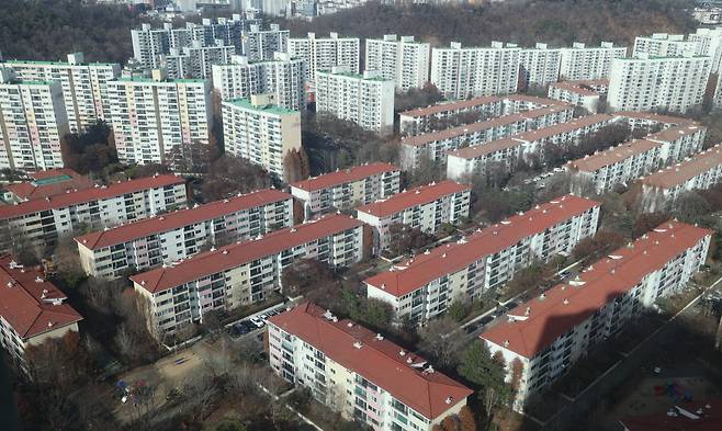 정부가 8일 재건축 안전진단 합리화 방안을 발표하면서 준공 후 30년이 넘어선 단지들의 재건축 추진이 빨라질 전망이다. 사진은 서울 양천구 목동 일대 아파트 모습. [연합]