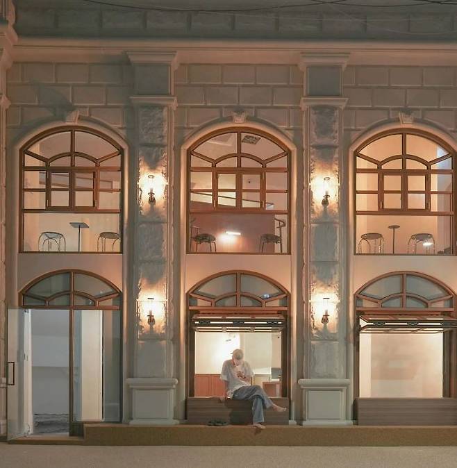 웹툰작가 박태준 씨가 자신 소유 빌딩 앞에 앉아 있다. [박태준 인스타그램]