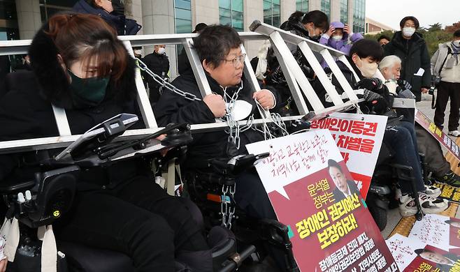 박경석 전국장애인차별철폐연대(전장연) 대표 등 장애인단체 회원들이 6일 국회 의원회관 앞에서 장애인권리예산 보장을 촉구하며 시위를 벌이고 있다. [연합]