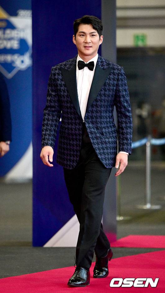 [OSEN=최규한 기자] 9일 오후 서울 삼성동 코엑스 오디토리움에서 ‘2022 신한은행 SOL KBO 골든글러브’ 시상식이 열렸다.LG 오지환이 시상식에 참석해 레드카펫을 밟고 있다. 2022.12.09 / dreamer@osen.co.kr