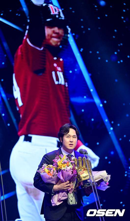 [OSEN=최규한 기자] 9일 오후 서울 삼성동 코엑스 오디토리움에서 ‘2022 신한은행 SOL KBO 골든글러브’ 시상식이 열렸다.3루수 골든글러브를 거머쥔 SSG 최정이 소감을 전하고 있다. 2022.12.09 / dreamer@osen.co.kr
